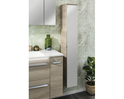 Moderner Badezimmer-Hochschrank mit Spiegeltür und Korpus in Holzoptik neben einem Waschtischunterschrank und Spiegelschrank.