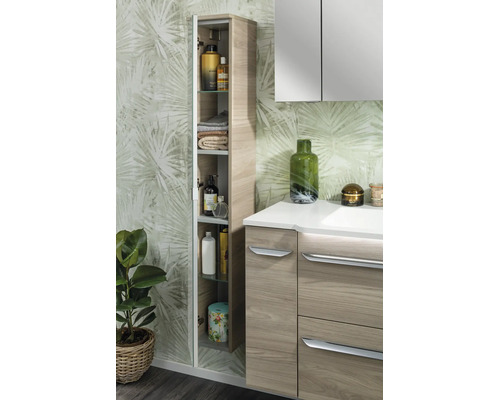 Modernes Badezimmer mit offenem Hochschrank in Holzoptik, Waschtischunterschrank und Spiegelschrank vor botanischer Tapete.