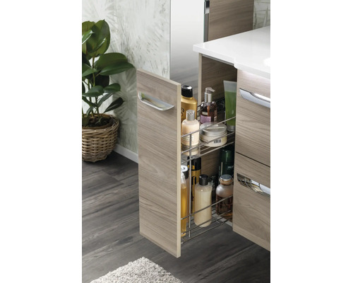 Offener Badezimmerunterschrank mit Auszug in Holzoptik, zweistöckiger Metallkorb gefüllt mit Pflegeprodukten, moderne Badmöbel.