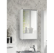 Einreihiger Spiegelschrank in Weiß an einer Wand in Marmoroptik über einem Waschbecken in einem hellen Badezimmer.