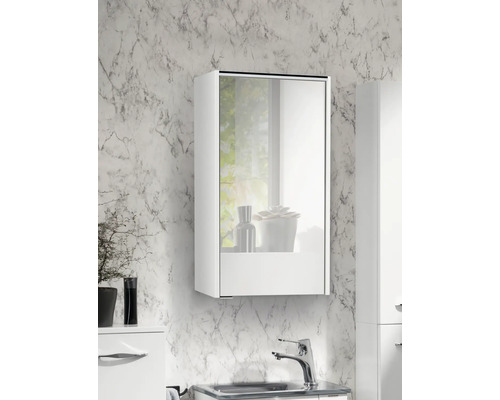 Einreihiger Spiegelschrank in Weiß an einer Wand in Marmoroptik über einem Waschbecken in einem hellen Badezimmer.