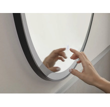 Runder LED-Badspiegel mit schwarzem Rahmen und Touch-Sensor.