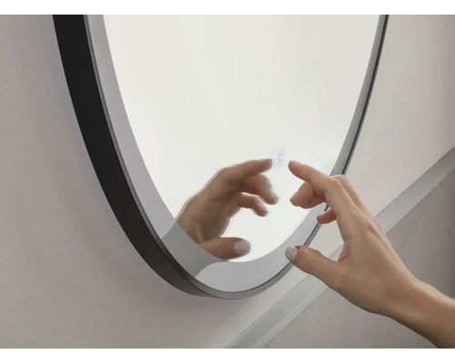 Runder LED-Badspiegel mit schwarzem Rahmen und Touch-Sensor.