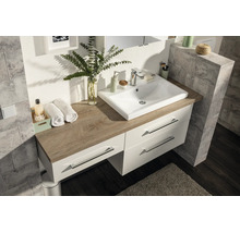 Modernes Badezimmermöbel-Set mit weißem Keramik-Waschbecken auf einer Waschtischplatte in Eichenoptik. Unterschrank mit drei Schubladen.