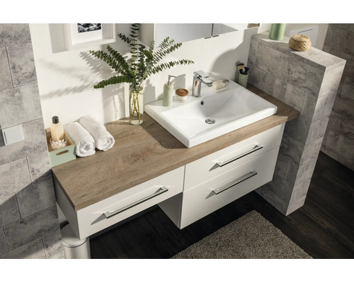 Modernes Badezimmermöbel-Set mit weißem Keramik-Waschbecken auf einer Waschtischplatte in Eichenoptik. Unterschrank mit drei Schubladen.