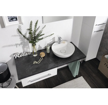 Modernes Badezimmer Set mit weißem Aufsatzwaschbecken, dunkler Waschtischplatte in Steinoptik und weißem Unterschrank.