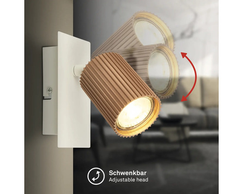 Wandleuchte mit schwenkbarem, geriffeltem Strahlerkopf in Holzoptik und weißer Wandhalterung.