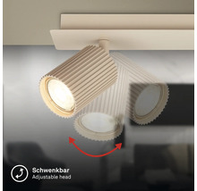 Schwenkbarer Strahler mit geripptem Gehäuse zur flexiblen Lichtausrichtung.