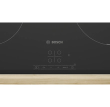 Bosch Logo und Touch-Bedienfeld eines Kochfelds mit Kindersicherung, Timer und Boost-Funktion.