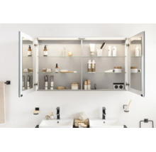 Offener Spiegelschrank mit Glasböden über zwei Waschbecken in einem hellen, modern eingerichteten Badezimmer.