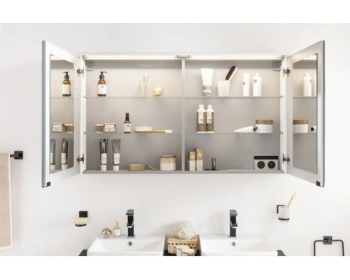 Offener Spiegelschrank mit Glasböden über zwei Waschbecken in einem hellen, modern eingerichteten Badezimmer.