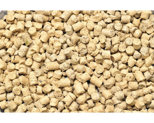 Nahaufnahme von zylindrischen Holzpellets.