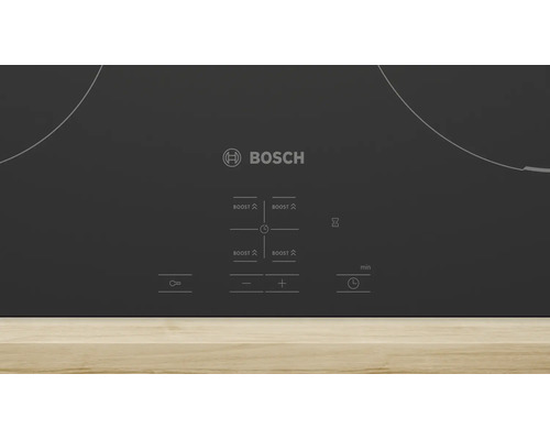 Bosch Logo auf dem Bedienfeld eines Induktionskochfelds mit Touch-Steuerung, Boost-Funktion, Timer und Kindersicherung.
