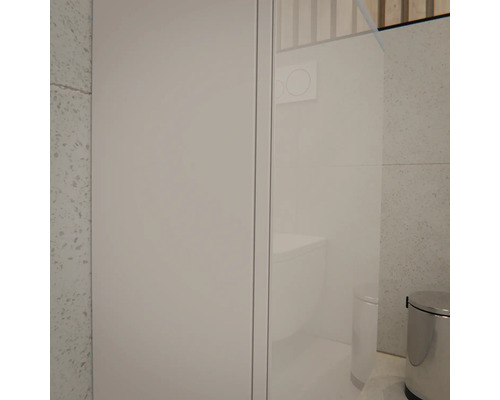 Modernes Badezimmer mit weißem Schrank, Glastrennwand, weißer Toilette und silbernem Treteimer vor hellgrauen Fliesen.