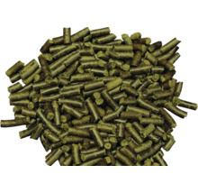 Dunkelgrüne organische Düngerpellets in zylindrischer Form.