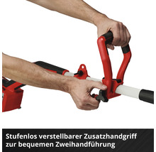 Stufenlos verstellbarer Zusatzhandgriff für eine bequeme Zweihandführung eines Gartengeräts.