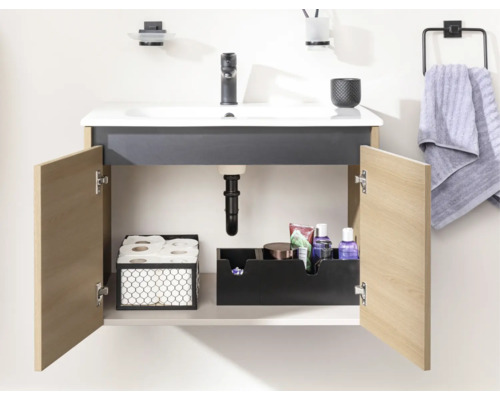 Moderner Waschbeckenunterschrank mit zwei offenen Türen in Holzoptik, innen mit schwarzen Organizern für Toilettenpapier und Pflegeprodukte.