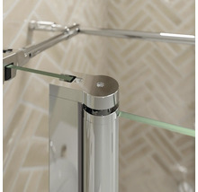 Detailaufnahme eines verchromten Duschprofils und Scharniers an einer Glasduschwand.