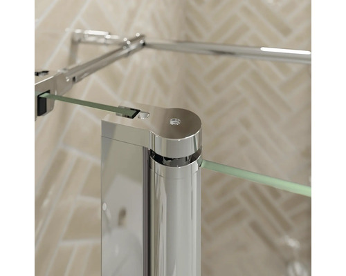 Detailaufnahme eines verchromten Duschprofils und Scharniers an einer Glasduschwand.