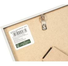 Rückseite eines Bilderrahmens aus Holzfaserplatte in der Größe 15 mal 20 Zentimeter mit Metallaufhänger und FSC-Zertifizierung.
