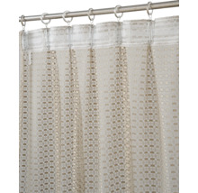 Transparente Gardine mit gewebtem Gittermuster, befestigt mit Metallringen und Clips an einer Vorhangstange.