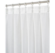 Weiße transparente Gardine an einer Gardinenstange mit Ringen und Klammern befestigt.