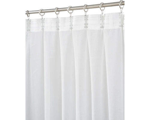 Weiße transparente Gardine an einer Gardinenstange mit Ringen und Klammern befestigt.