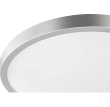 Runde LED-Deckenleuchte mit silberfarbenem Metallrahmen und weißem Diffusor mit Sternenhimmeleffekt.