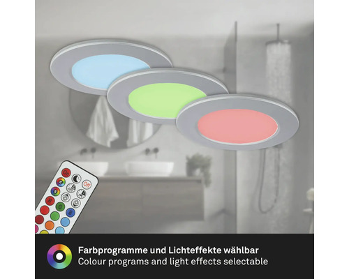 Drei runde LED Einbauleuchten mit Fernbedienung für verschiedene Farbprogramme und Lichteffekte vor einem Badezimmerhintergrund.