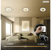 Wohnzimmer mit drei Deckenstrahlern und Dimmer Funktion die Farbtemperatur von 3000 Kelvin auf 2200 Kelvin anpasst.