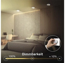 Schlafzimmer mit Einbaustrahlern an der Decke und einem Lichtschalter mit Dimmfunktion zur individuellen Helligkeitsregelung der Beleuchtung.