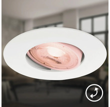 Runder, schwenkbarer LED Einbaustrahler für die Deckenmontage im Wohnraum.