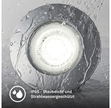Runder LED Einbaustrahler mit Schutzart IP65, staubdicht und strahlwassergeschützt unter fließendem Wasser dargestellt.