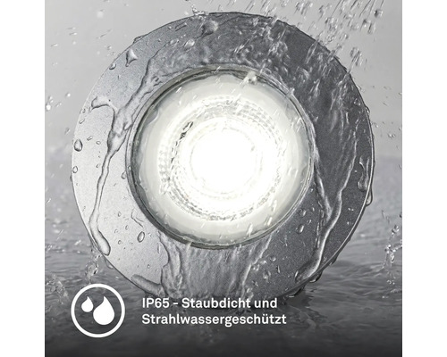 Runder LED Einbaustrahler mit Schutzart IP65, staubdicht und strahlwassergeschützt unter fließendem Wasser dargestellt.