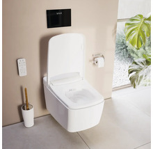Wandhängende Dusch-Toilette in Weiß mit Fernbedienung und schwarzer Betätigungsplatte mit VitrA Logo in einem hellen, organisierten Badezimmer.