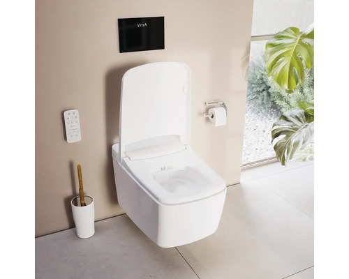 Wandhängende Dusch-Toilette in Weiß mit Fernbedienung und schwarzer Betätigungsplatte mit VitrA Logo in einem hellen, organisierten Badezimmer.