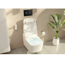 Modernes wandhängendes Dusch-WC mit offenem Deckel, Fernbedienung, schwarzer Betätigungsplatte und Toilettenpapierhalter in einem hellen Badezimmer.