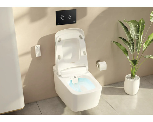 Modernes wandhängendes Dusch-WC mit offenem Deckel, Fernbedienung, schwarzer Betätigungsplatte und Toilettenpapierhalter in einem hellen Badezimmer.
