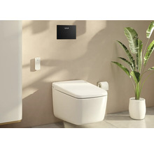 Modernes wandhängendes Dusch-WC mit Fernbedienung, schwarzer Betätigungsplatte mit VitrA Logo und Zimmerpflanze in einem hellen Badezimmer.