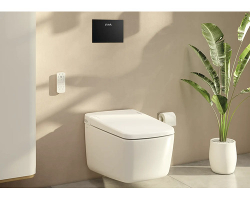 Modernes wandhängendes Dusch-WC mit Fernbedienung, schwarzer Betätigungsplatte mit VitrA Logo und Zimmerpflanze in einem hellen Badezimmer.