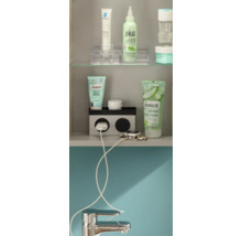 Organisierter Badezimmerschrank mit Kosmetikprodukten, einer Steckdoseneinheit mit Ladekabel für eine Smartwatch und einem Wasserhahn.