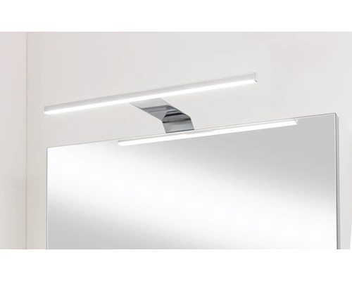 Moderne LED-Spiegelleuchte für das Badezimmer in Chrom, direkt auf einem Badezimmerspiegel montiert.