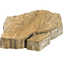 Unregelmäßig geformter Pflasterstein aus Beton in Sandsteinoptik mit strukturierter Oberfläche.