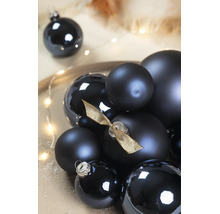 Dunkelblaue Weihnachtskugeln in mattem und glänzendem Design, verziert mit einer goldenen Schleife und silbernen Aufhängern.