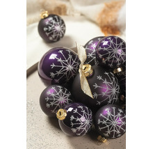 Lila Weihnachtsbaumkugeln mit silbernem Schneeflocken-Dekor, Mix aus glänzender und matter Oberfläche, mit goldenen Aufhängern.