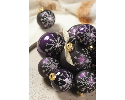 Lila Weihnachtsbaumkugeln mit silbernem Schneeflocken-Dekor, Mix aus glänzender und matter Oberfläche, mit goldenen Aufhängern.