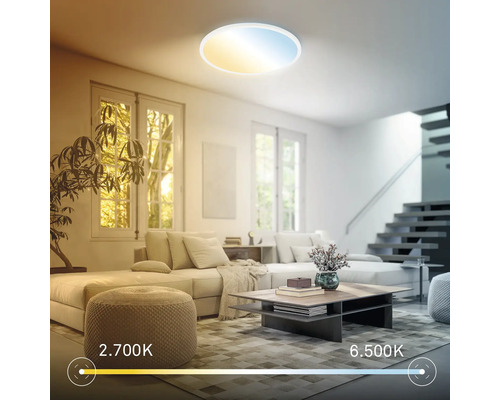 Runde LED-Deckenleuchte in einem hellen Wohnzimmer mit einstellbarer Farbtemperatur von 2700 Kelvin bis 6500 Kelvin.
