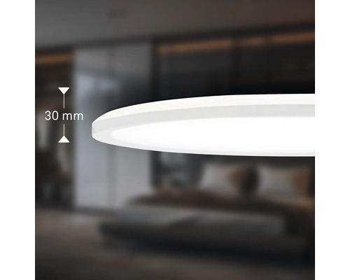 Flache runde LED-Deckenleuchte mit einer Aufbauhöhe von 30 Millimetern in einem Schlafzimmer.