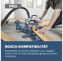 Bosch Kapp- und Gehrungssäge beim Schneiden von Holzdielen mit angeschlossener Staubabsaugung zur Demonstration der Kompatibilität.