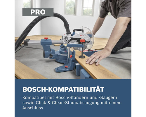 Bosch Kapp- und Gehrungssäge beim Schneiden von Holzdielen mit angeschlossener Staubabsaugung zur Demonstration der Kompatibilität.